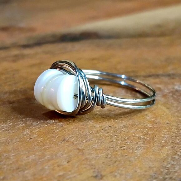 White & Cream Seashell Beaded Ring, Wire Wrapped, Silver Tone, Mermaid, Size 10 - Picture 2 of 3